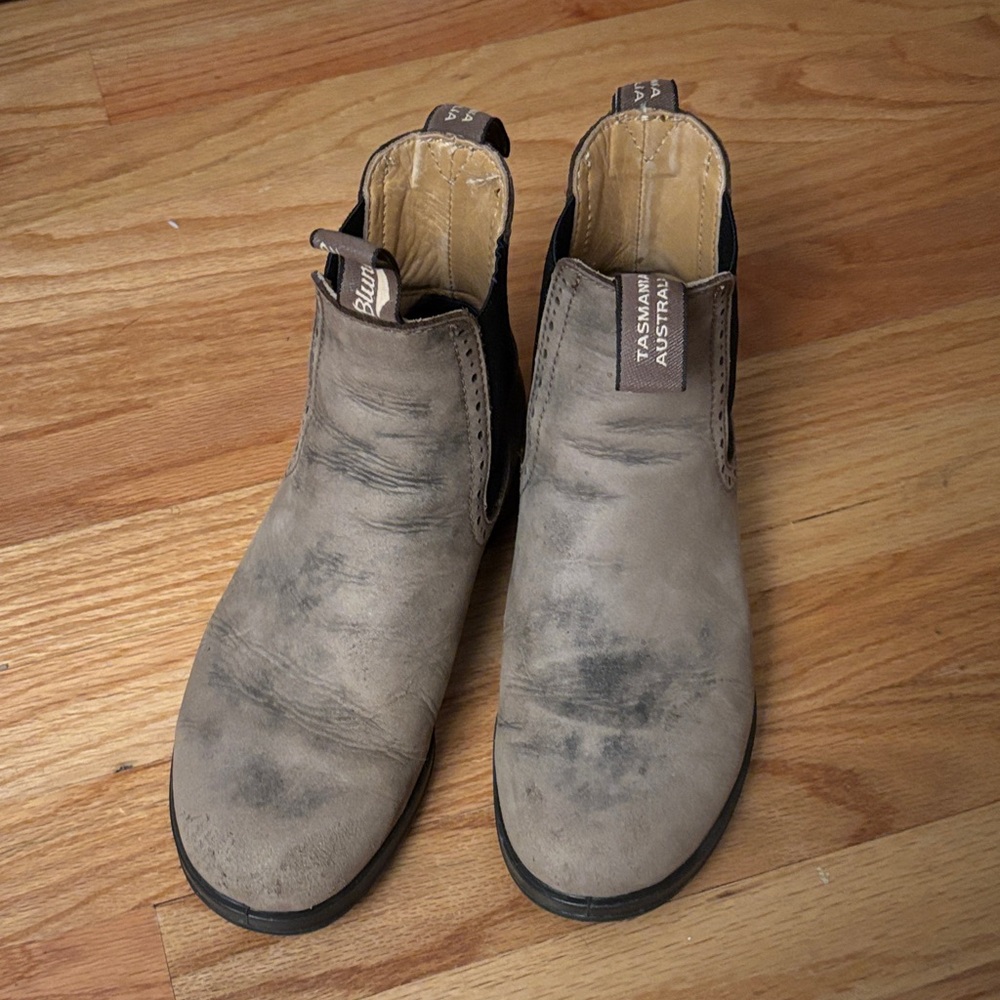 Blundstone women’s Distressed Gray/tan Boots. 7.5
